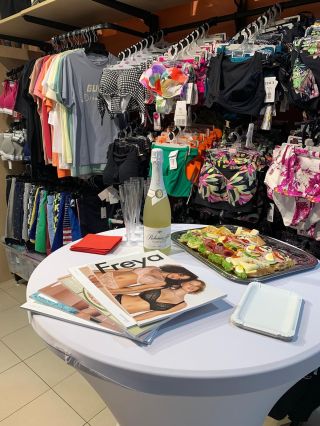 Dnešní odpoledne ve znamení TOP 10 pro další sezónu. Vyměnily jsme kancelář za prodejnu v @nisaliberec 🏠 Ptáte se, co bylo...